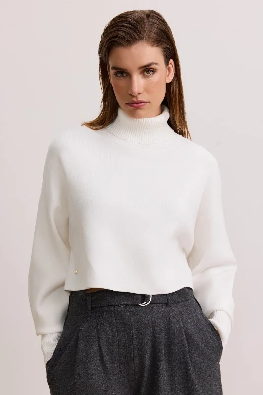 Women's Cropped Cable - Knit Merino Wool Sweater in Beige for a Trendy Fall OutfitOLLY cropped sweater - Marshmellow Women's Cropped Cable - Knit Merino Wool Sweater in Beige for a Trendy Fall OutfitOLLY cropped sweater - Marshmellow