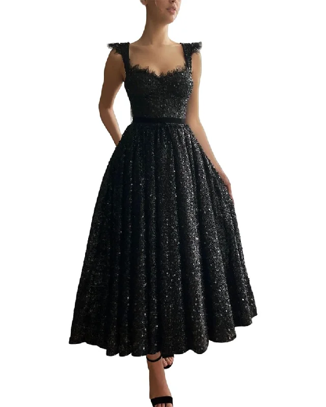 Halter Neck Women Dress to Show Off the Shoulders and Neckline Halter Neck Women Dress to Show Off the Shoulders and Neckline Juliet Roses Floral Dress Halter Neck Women Dress to Show Off the Shoulders and Neckline Halter Neck Women Dress to Show Off the Shoulders and Neckline Juliet Roses Floral Dress