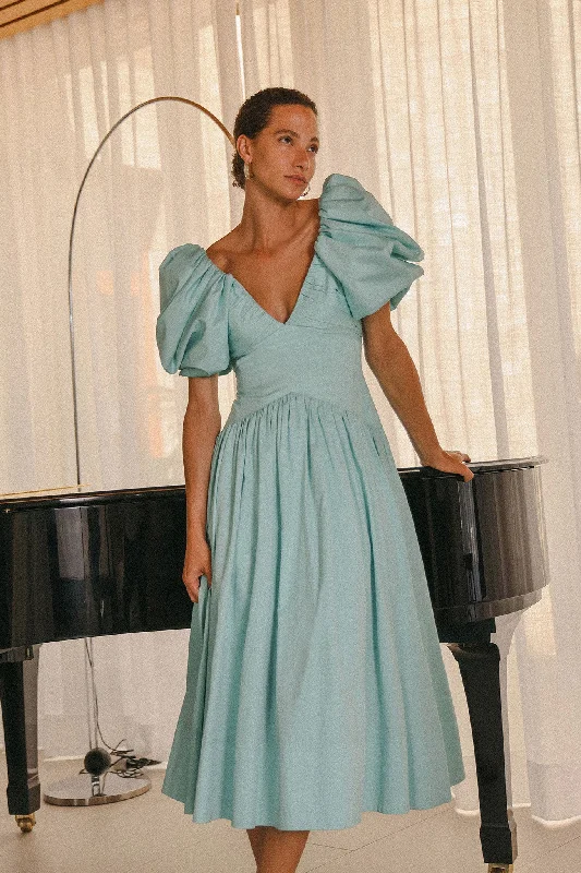 Midi dresses with pleated bodices for a classic and tailored lookGabrielle Plunge Midi Dress Midi dresses with pleated bodices for a classic and tailored lookGabrielle Plunge Midi Dress