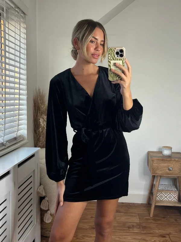 Mini dresses with asymmetric hems for a fashion - forward lookBrianna Balloon Sleeve Velvet Dress / Black Mini dresses with asymmetric hems for a fashion - forward lookBrianna Balloon Sleeve Velvet Dress / Black