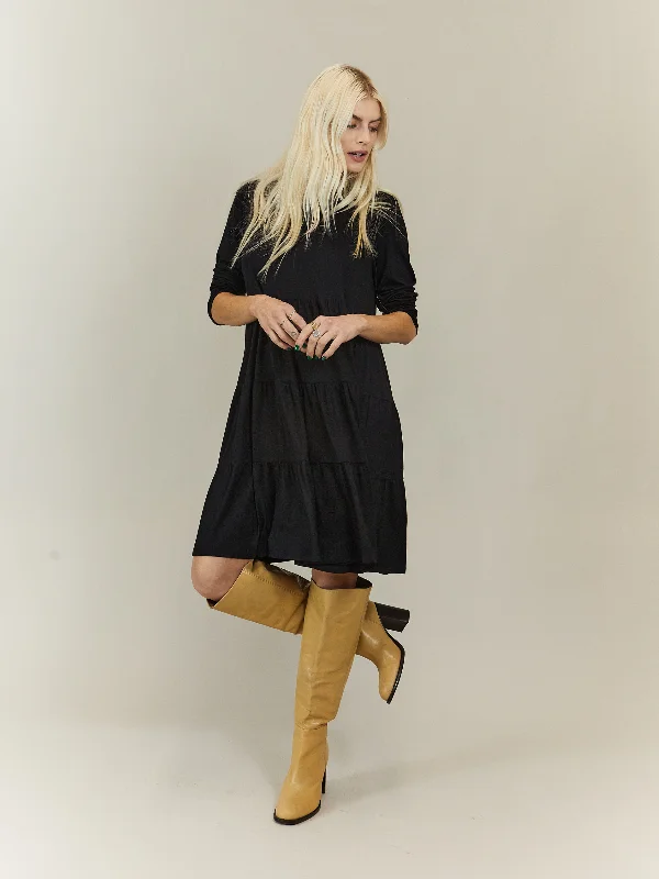Mini dresses with gathered skirts for a voluminous effectStef Tiered Jersey Smock Dress / Black Mini dresses with gathered skirts for a voluminous effectStef Tiered Jersey Smock Dress / Black